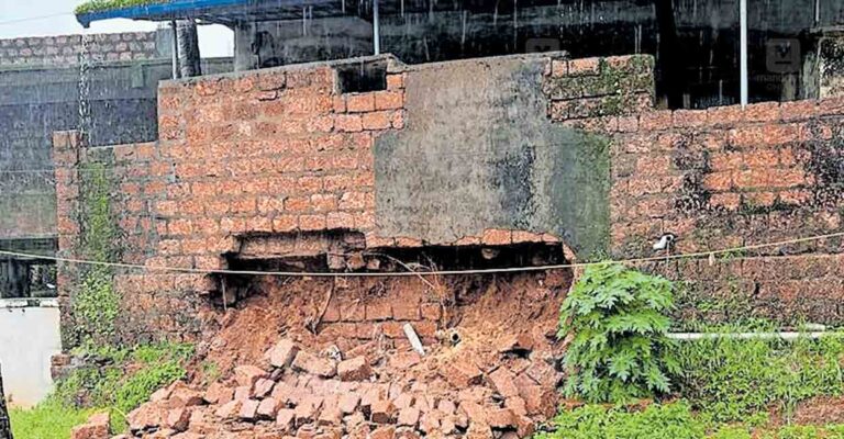 kasargod-wall-collapsed-theruvath-govt-lp-school.jpg
