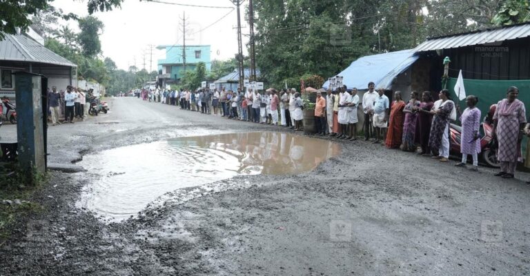 kizhakkambalam-human-chain-protest-1.jpg