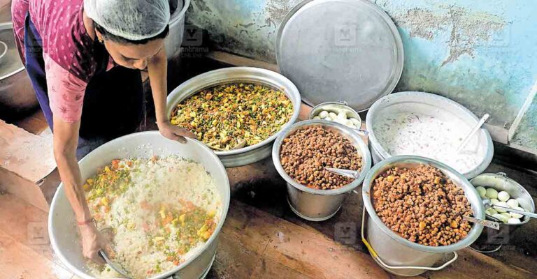 kollam-prepares-fried-rice-pattathanam-govt-sndp-up-school.jpg