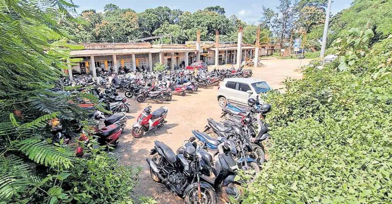 kollam-punaloor-railway-station-parking.jpg