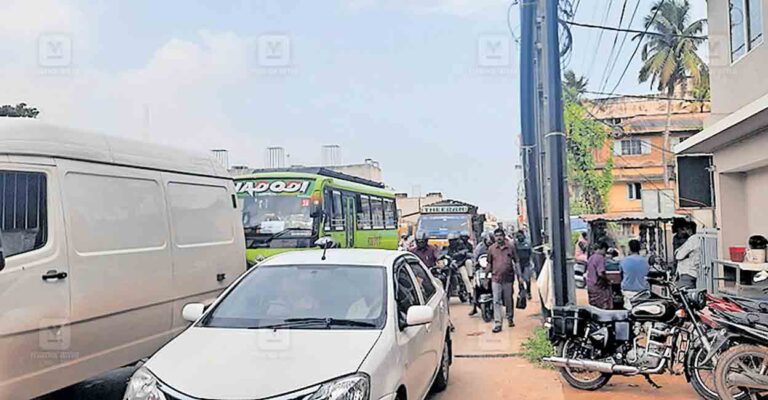kollam-traffic-jam-karunagappalli.jpg
