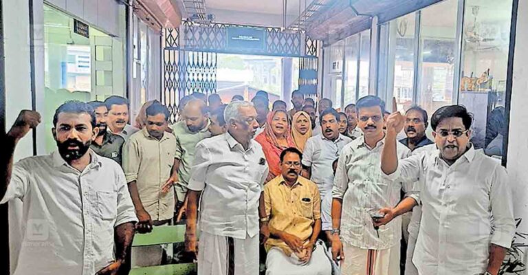 kozhikode-koduvally-office-protest.jpg