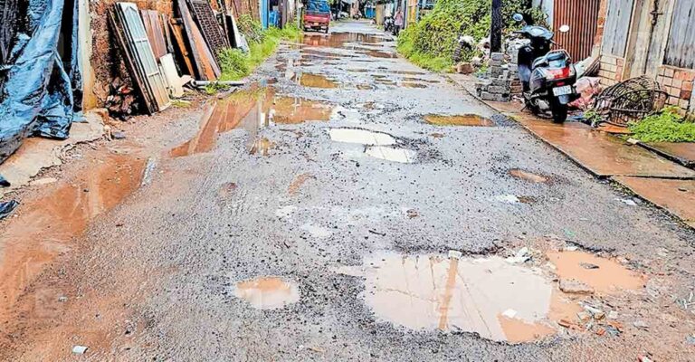 kozhikode-road-patholes.jpg