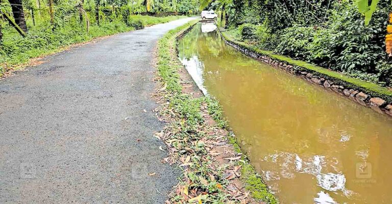 kozhikode-stream-without-side-safety-wall-ramanattukara-kotakkurumba-road.jpg
