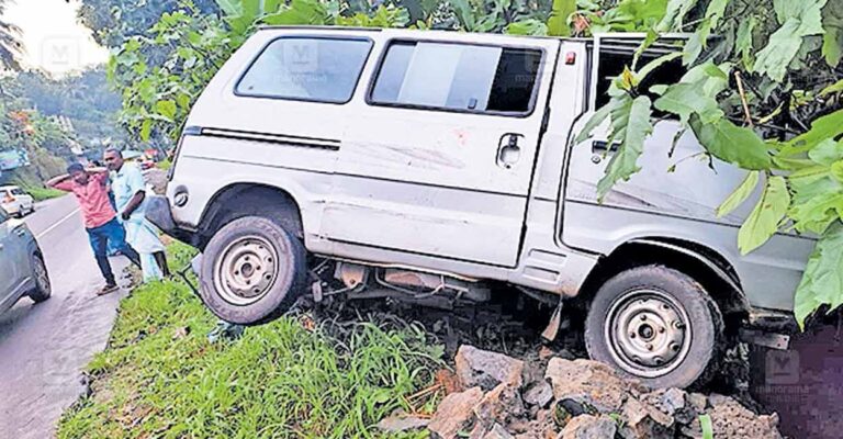 kudayathur-van-accident.jpg