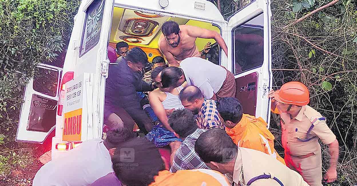 kuttikanam-ambulance-accident.jpg
