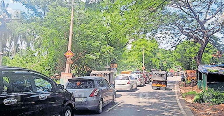 lakkidi-railway-gate.jpg