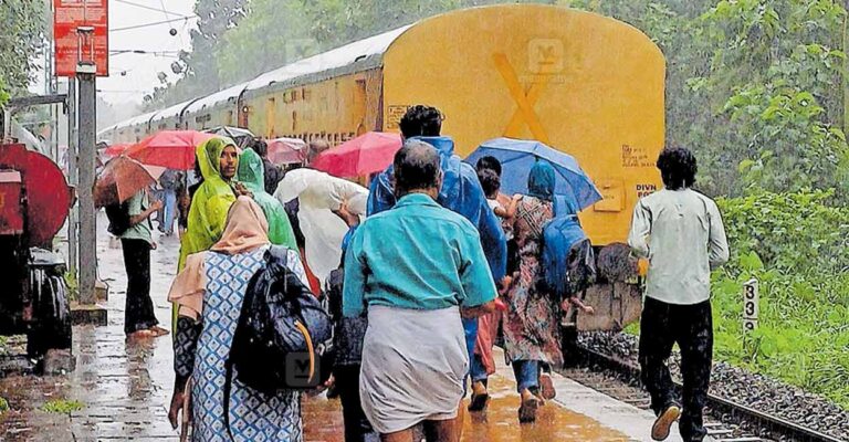 malappuram-pattikkadu-rain-passengers.jpg