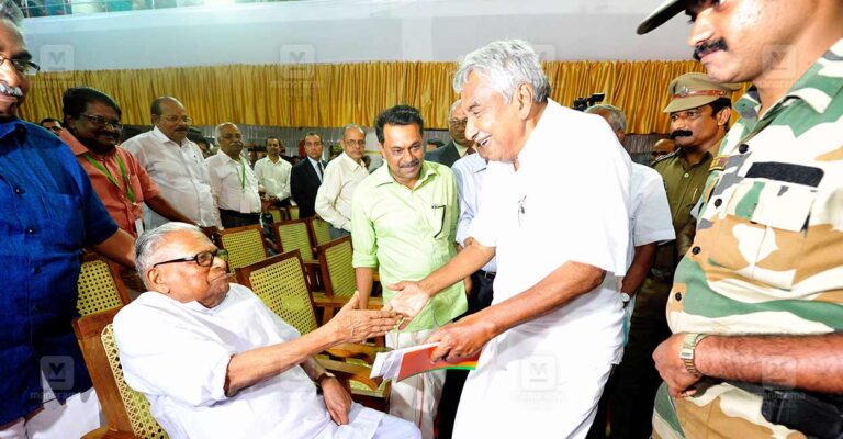 oommen-chandy-vs-achuthanandan.jpg