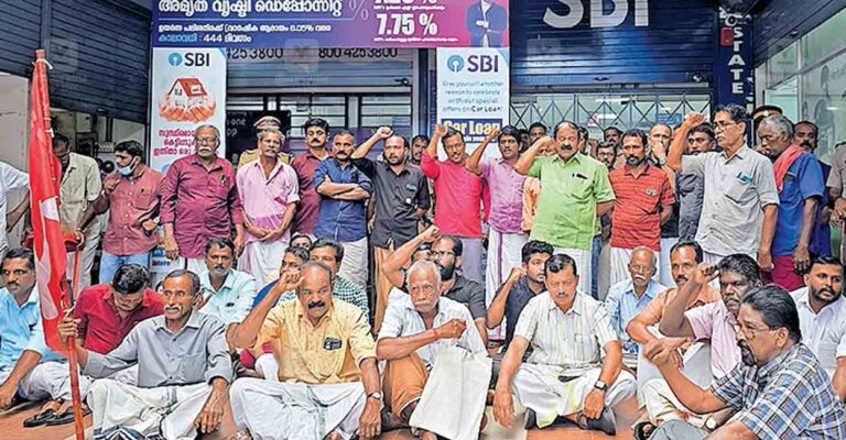 palakkad-paddy-farmers-protest.jpg