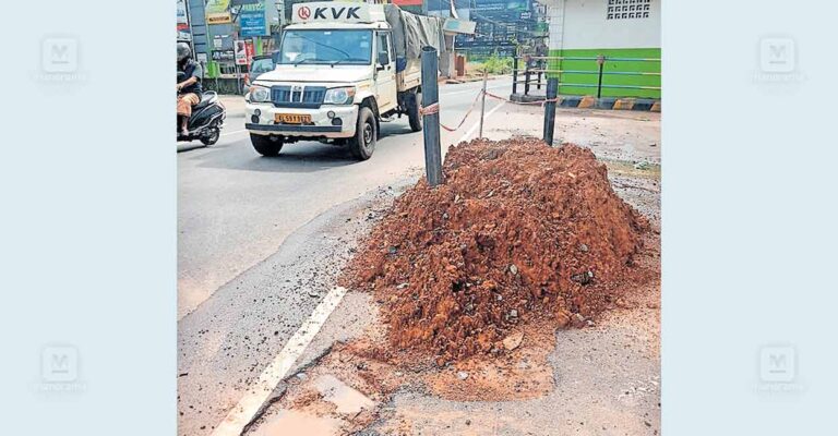 road-blockage-sreekandapuram.jpg