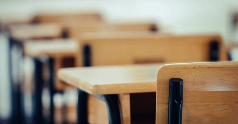 school-class-room-bench-desk-smolaw11-istock-photo-com.jpg