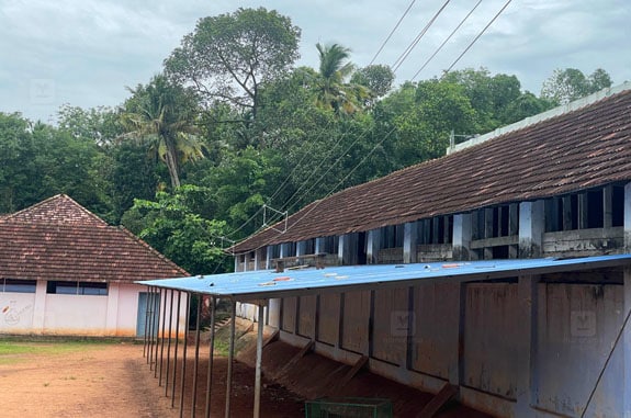 thevalakkara-school-accident-shock-mob.jpg