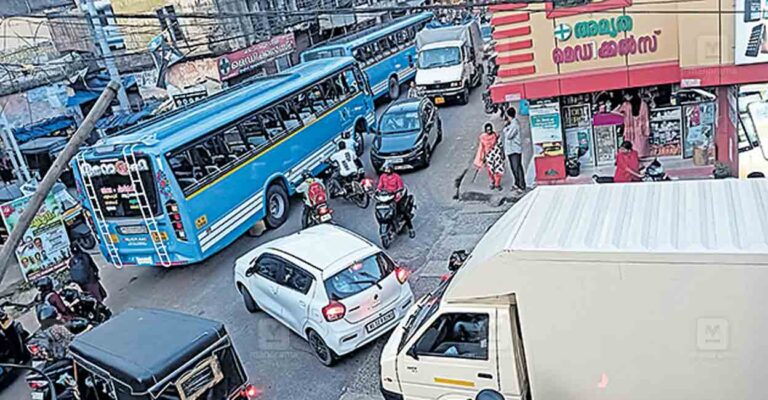 thiruvananthapuram-traffic-jam-valiyakada-junction.jpg