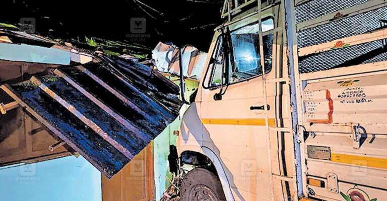 vandi-periyar-lorry-accident.jpg