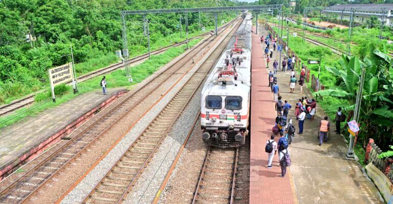 Karunagapally-railway-station.jpg