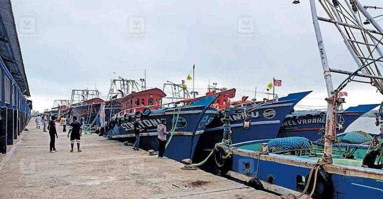 Munambam-Harbour.jpg