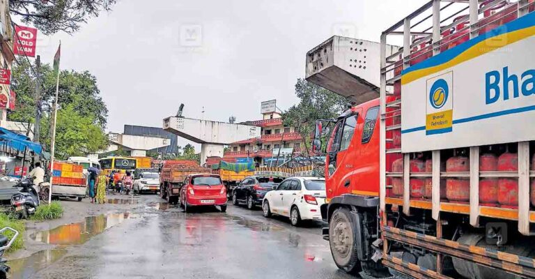 ernakulam-traffic-jam-aroor-junction.jpg