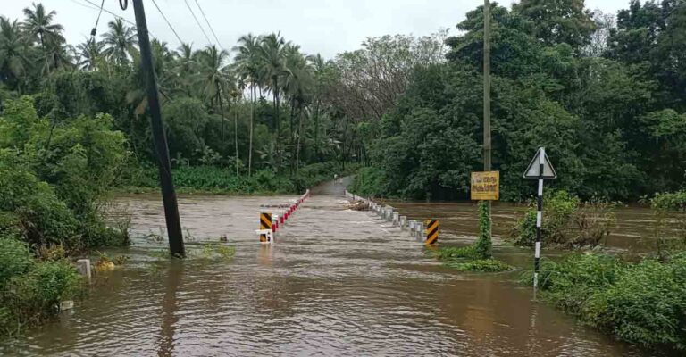 iritty-flood-auto-taxi-washed-away-1.jpg