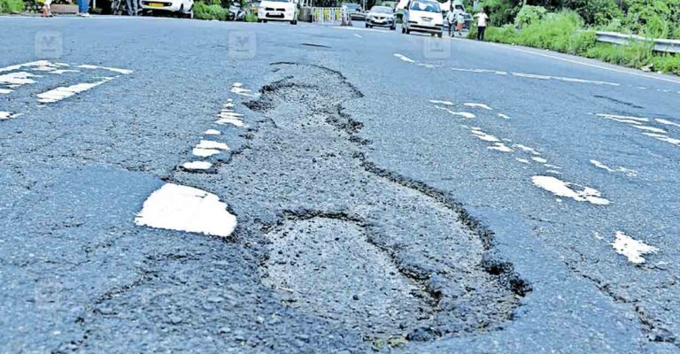 kannur-pappinissery-road-potholes.jpg