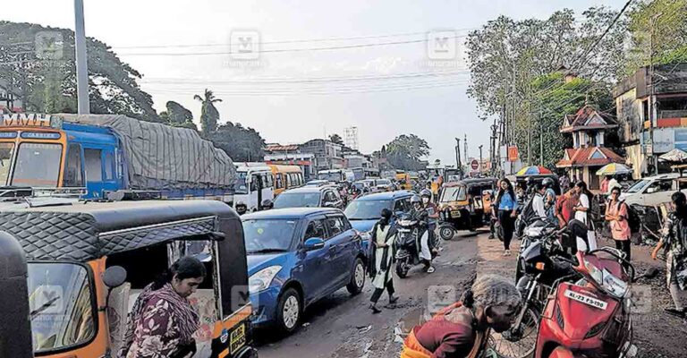 karunnagappalli-traffic-block1.jpg