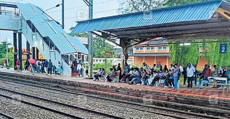 kazhakuttam-railway.jpg