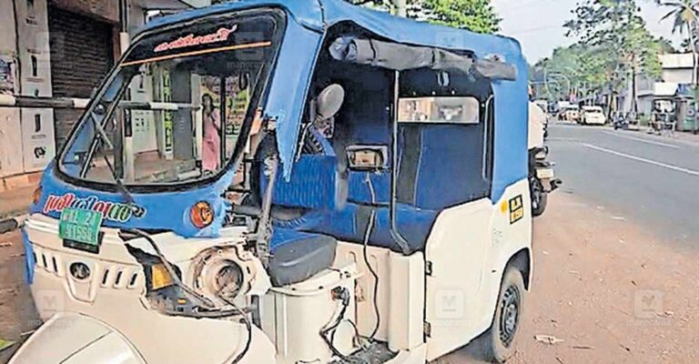 kollam-kottarakkara-accident-auto.jpg