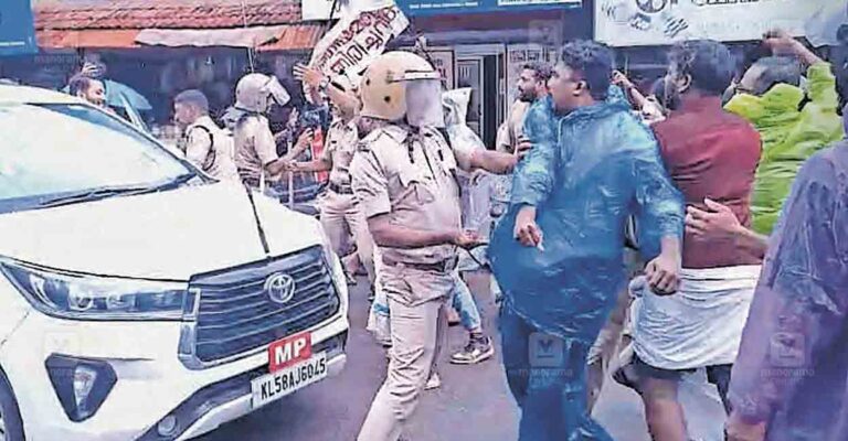 kozhikode-dyfi-police-strike.jpg