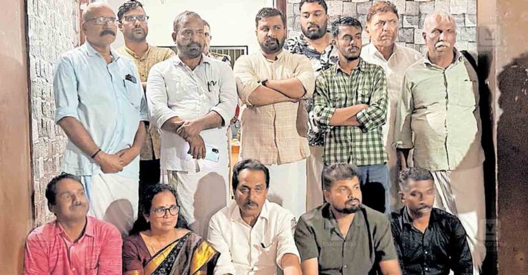 kozhikode-kk-rama-police-station-strike.jpg