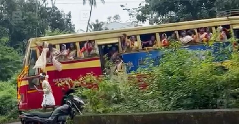 ksrtc-bus-onam-celebration-muvattupuzha-1.jpg