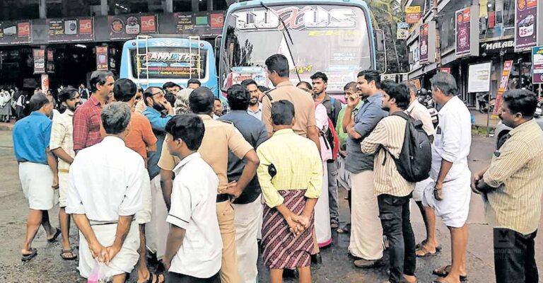kunnamangalam-bus-protest.jpg