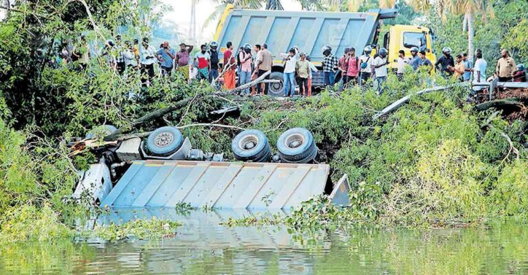 lorry-accident-alappuzha-canal.jpg