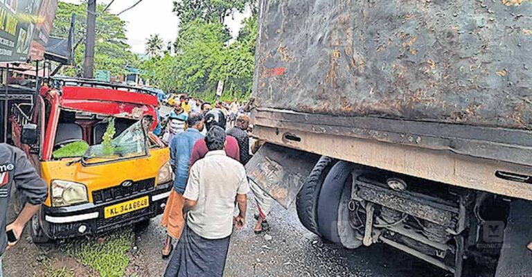 lorry-accident-pathanamthitta.jpg