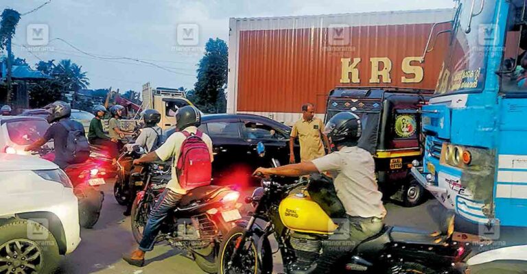 mc-road-angamali-traffic-block-.jpg