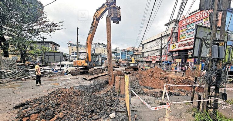 moovatupuzha-road-potholes.jpg