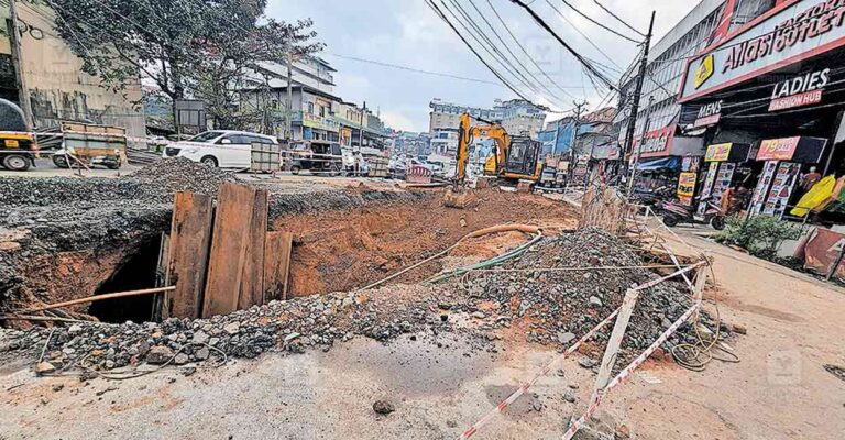 muvattupuzha-road-crisis.jpg