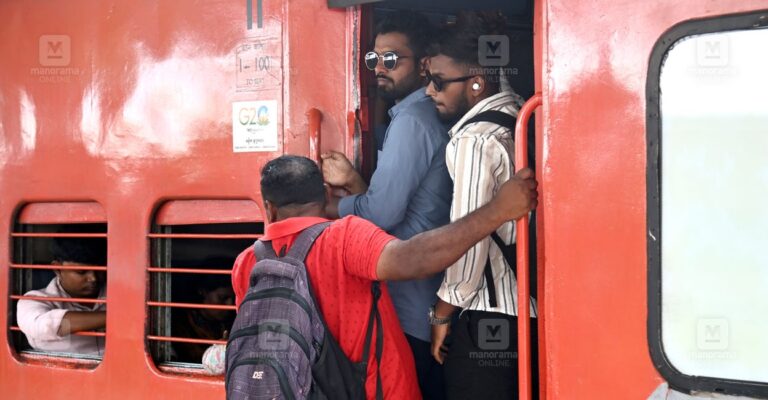 overcrowded-train.jpg