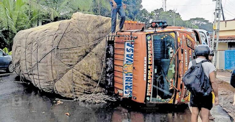 palakkad-cherppulassery-lorry-accident.jpg
