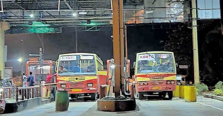 thrissur-paliyekkara-toll-plaza-ksrtc-bus.jpg