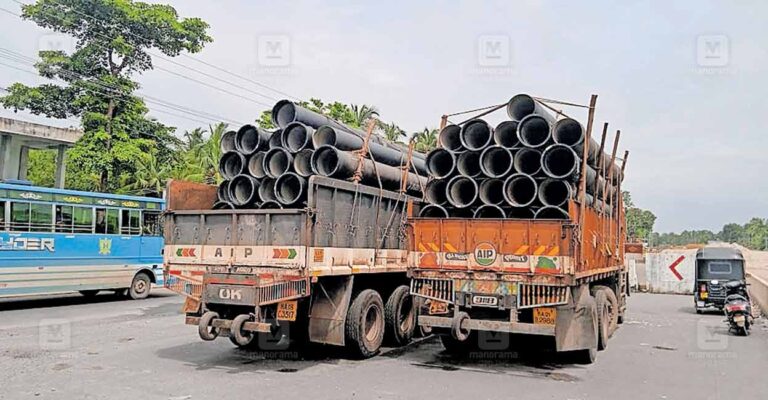 thrissur-vadanappally-lorry-pipes.jpg