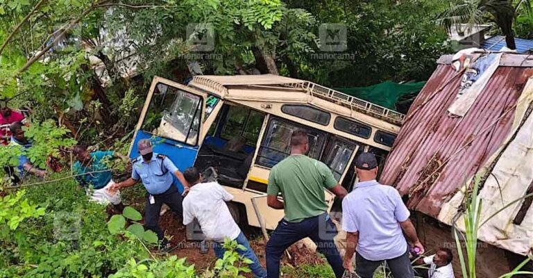 vattiyurkavu-school-bus-accident.jpg