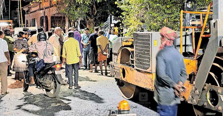 vyttila-janata-road-repair-protest.jpg