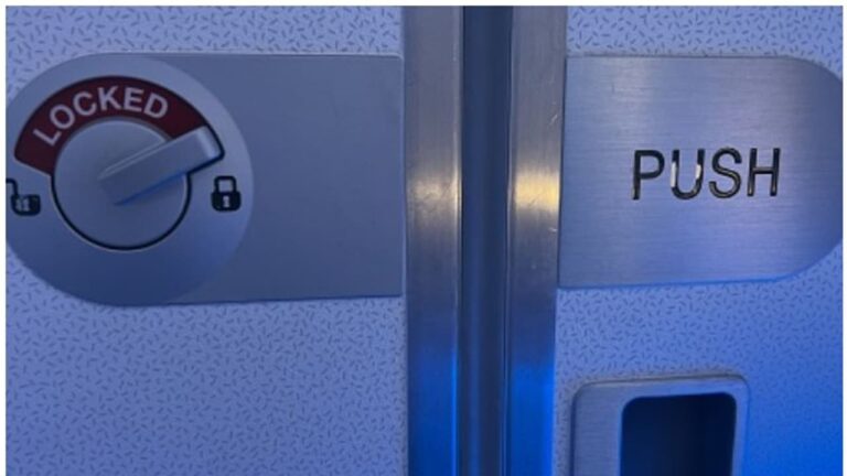w-1280h-720format-jpgimgid-01hpq8bk96yycw6zwfffpfks7bimgname-flight-toilet.jpg
