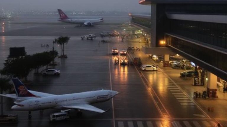 w-1280h-720format-jpgimgid-01jwdmz7436pfqd556w7bs231bimgname-mumbai-airport-1748509891714.jpg