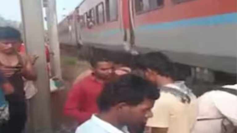 w-1280h-720format-jpgimgid-01k1hh8x6gv0qe8xxvr4kxg3tnimgname-train-accident-1754008941775.png