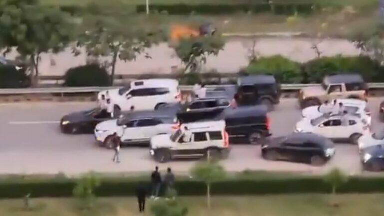 w-1280h-720format-jpgimgid-01k1x85nhyyx1s56tyq8qsjzycimgname-22-car-convoy-blocks-gurgaon-road-t.jpeg
