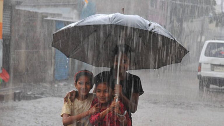 w-1280h-720format-jpgimgid-01k3052pxqg1z04fbrr32xwpfximgname-heavy-rain-alert-1755573214135.jpg