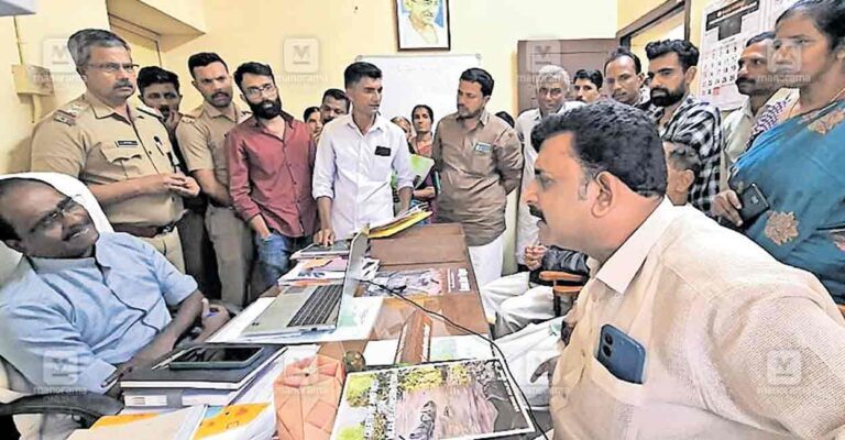wayanad-mananthavady-congress-protest.jpg