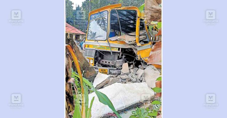 1758776046_school-bus-accident.jpg