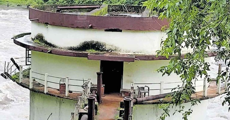 Well-and-pump-house.jpg